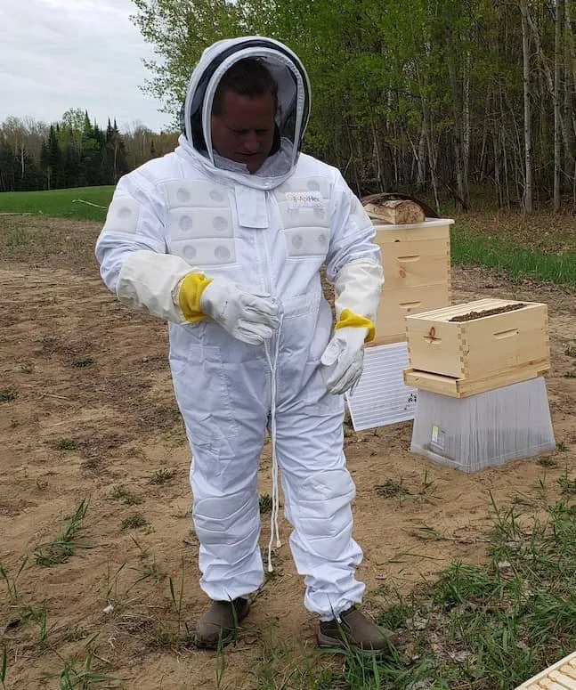 Beekeeping suit