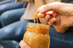 2 Ways to Keep Honey From Crystallizing (Fix Honey Crystals)