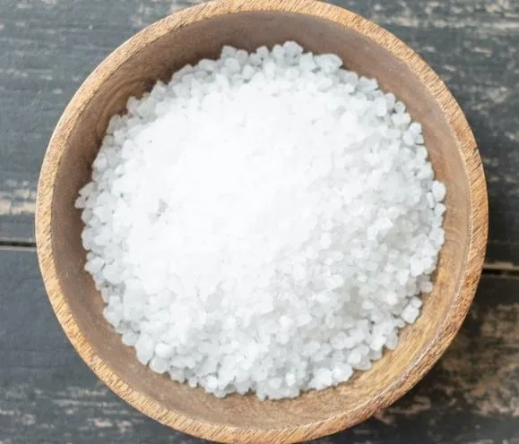 applying oxalic acid to a hive