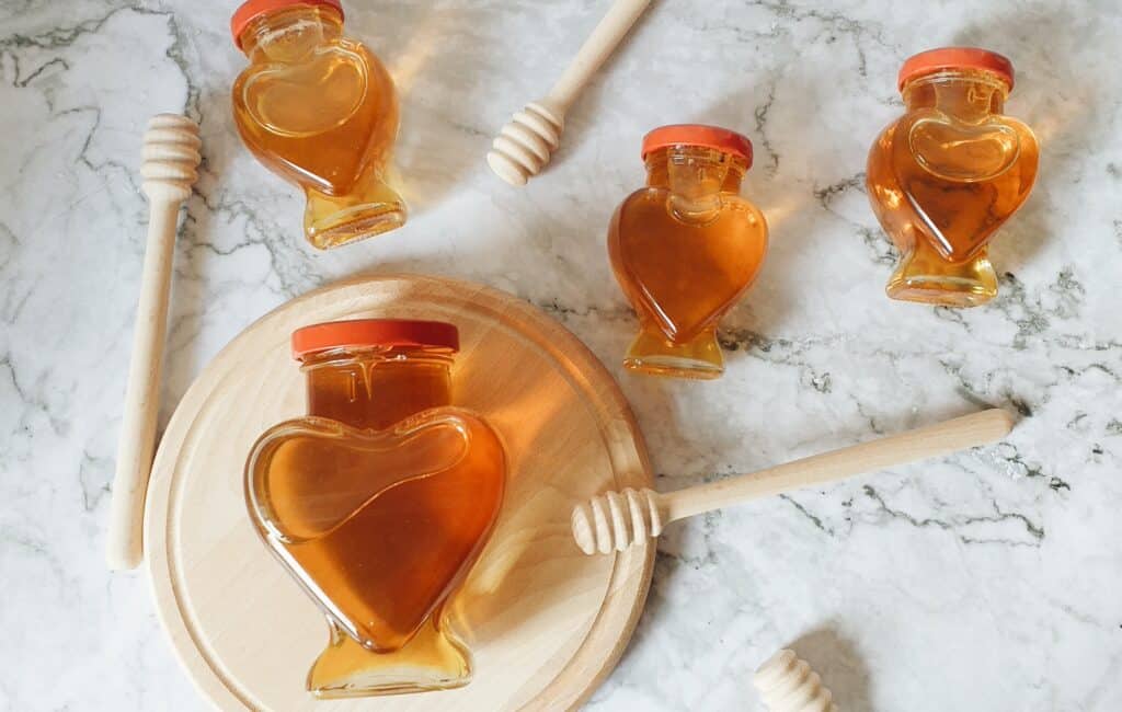Easy-to-use honey syrup dispenser