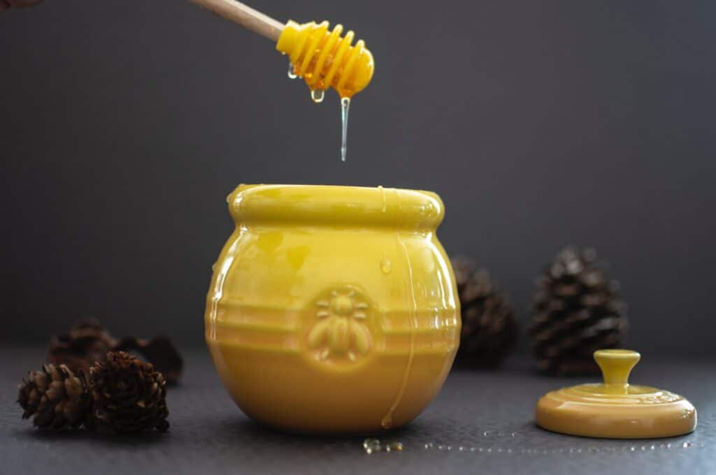 Honey or syrup dispenser