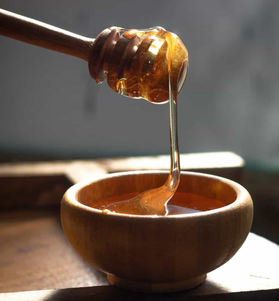 Raw honey eucalyptus provides properties that a person benefits from as a remedy for colds, ulcers, and many others.