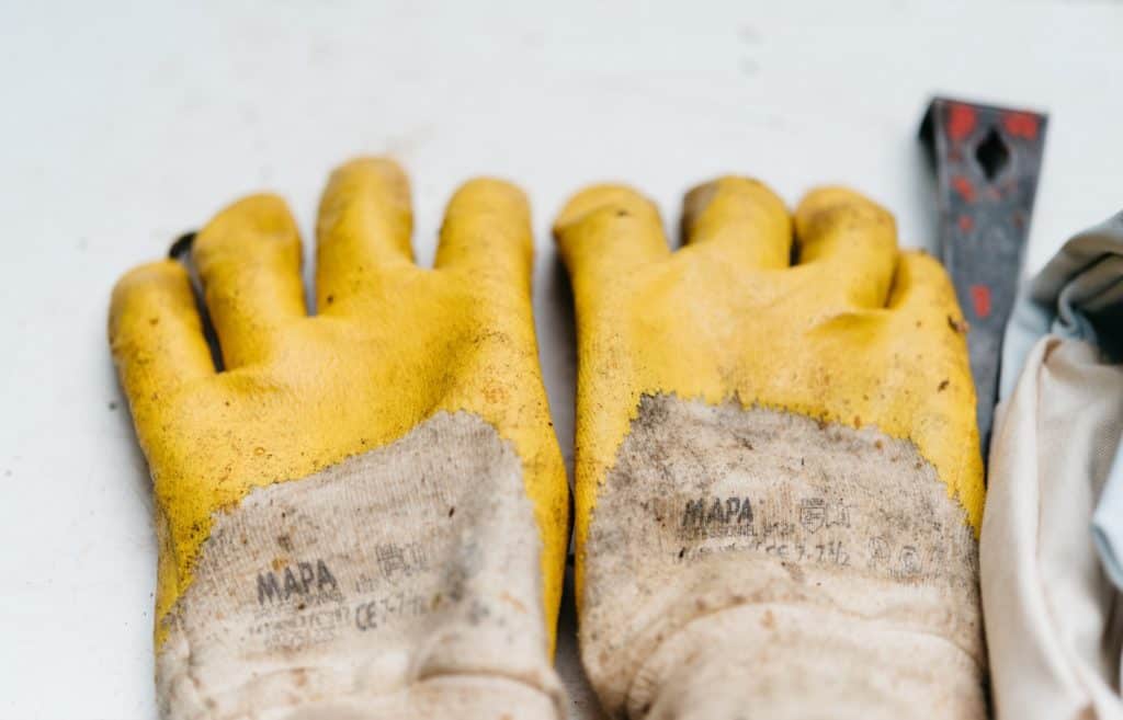 One method of cleaning gloves is to remove dirt with soap